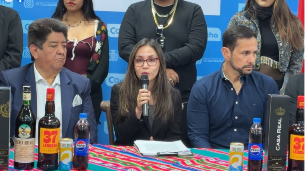La secretaría de Cultura y Turismo, Marilyn Rivera, brinda una conferencia de prensa sobre la serenata a Cochabamba, ayer. (FemMedia)