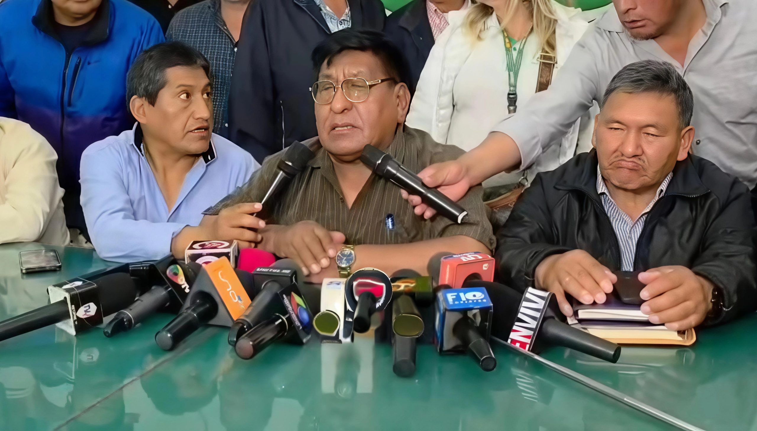Conferencia de prensa del ejecutivo de la Confederación del Autotransporte de Bolivia, Lucio Gómez, en Santa Cruz. rrss