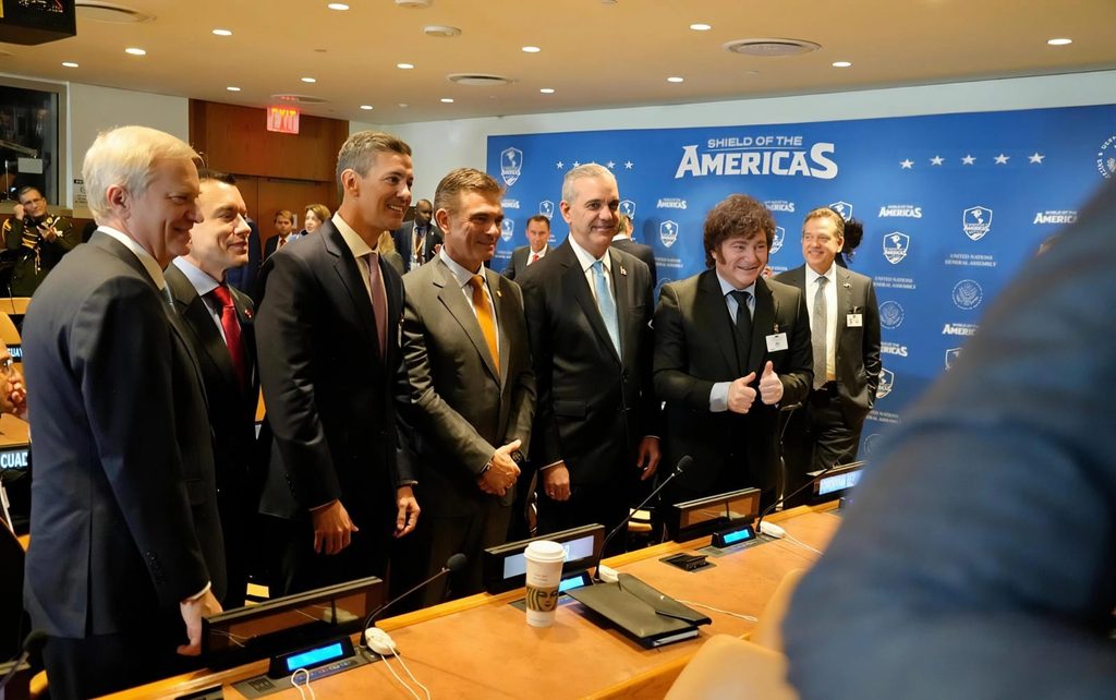 El presidente Rodrigo Paz junto a otros mandatarios de Estado durante la reunión del "Escudo de las Américas”. (X)