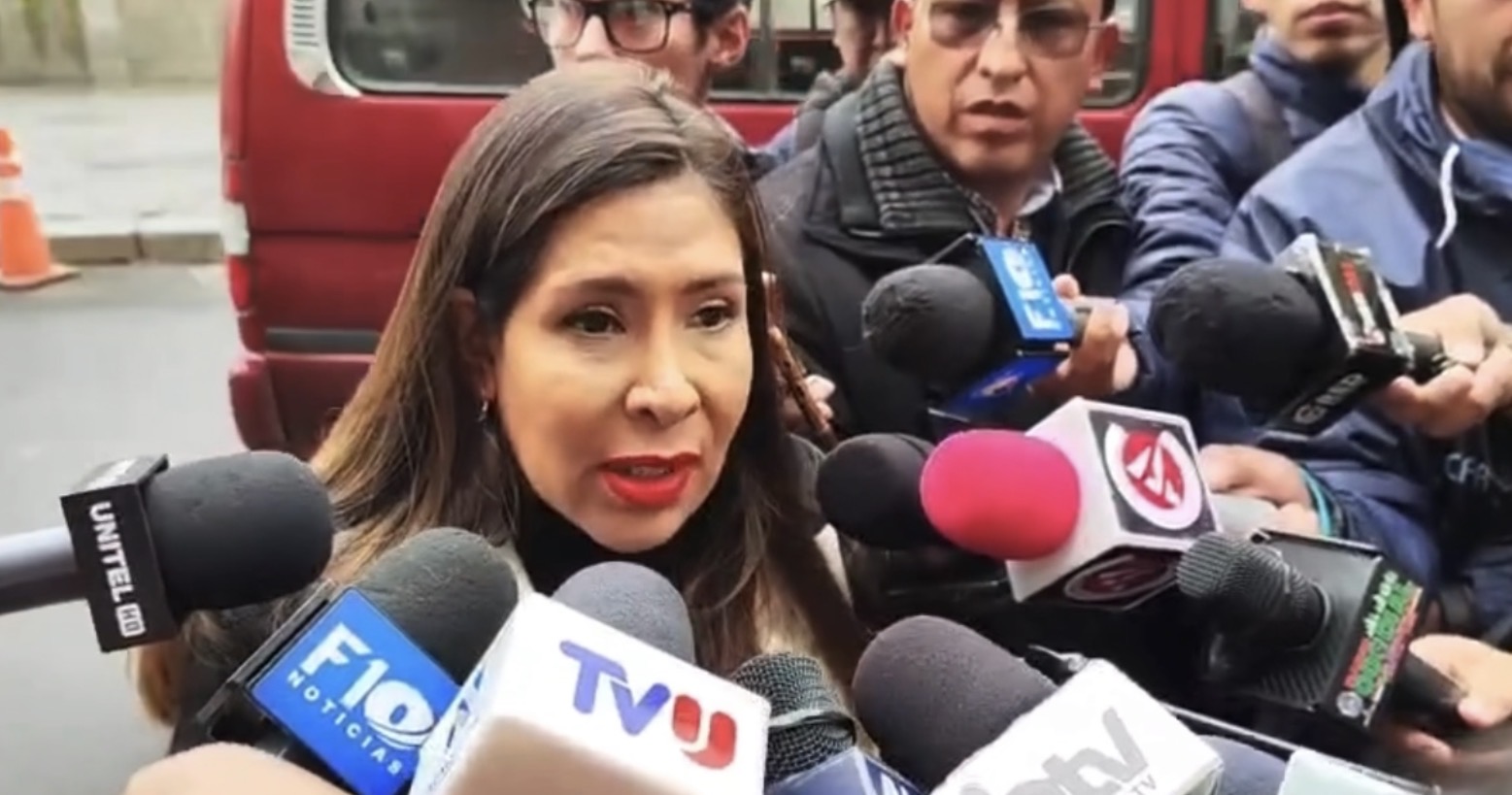 Alcaldesa de Sucre exige distribución justa de recursos en reunión 50/50 