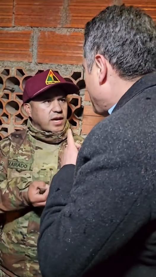 El vicepresidente Lara increpa a un militar y le exige un informe ante la multitud 