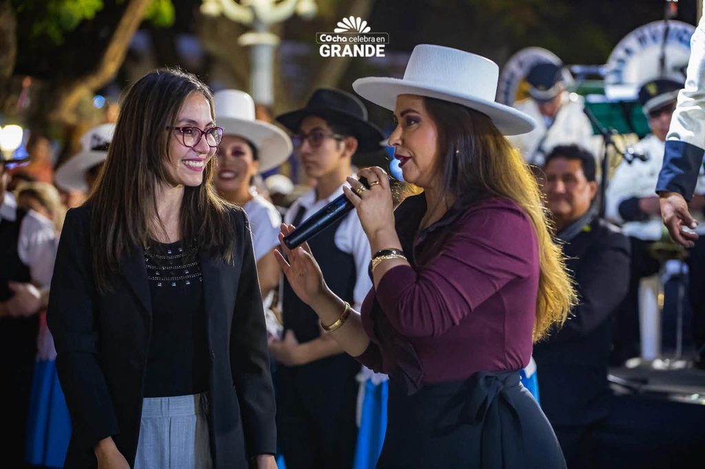 La artista Esther Marisol junto a la Banda Municipal deleitaron al público que asistió a la Retreta de Antaño en la plaza 14 de Septiembre de Cochabamba.