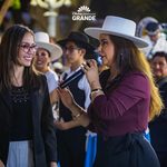 La artista Esther Marisol junto a la Banda Municipal deleitaron al público que asistió a la Retreta de Antaño en la plaza 14 de Septiembre de Cochabamba.