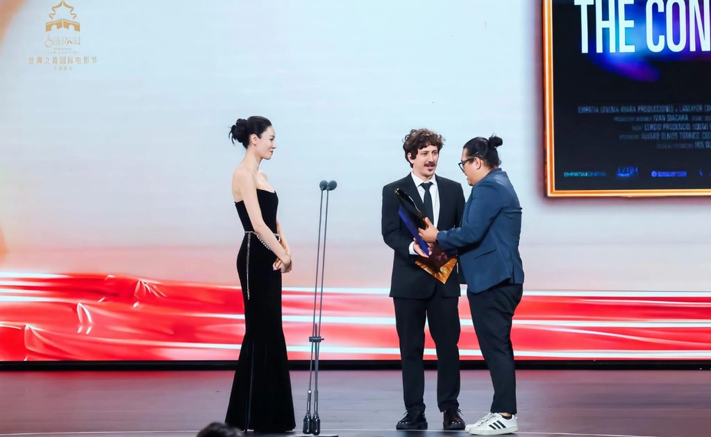 El cineasta cochabambino Álvaro Olmos recibe el premio a Mejor Fotografía en el Festival Internacional de Cine en China. (La Hija Cóndor)