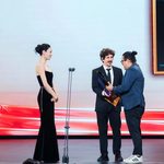 El cineasta cochabambino Álvaro Olmos recibe el premio a Mejor Fotografía en el Festival Internacional de Cine en China. (La Hija Cóndor)