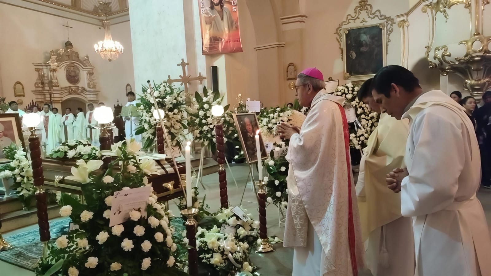 Luto en la Iglesia: Los restos de monseñor Ricardo Centellas llegan a la Catedral de Sucre