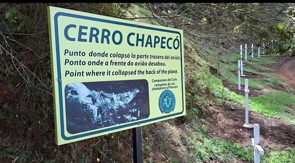 El lugar del accidente aéreo en Colombia que ocurrió el 28 de noviembre de 2016 y que dejó 71 fallecidos del club brasileño Chapecoense.