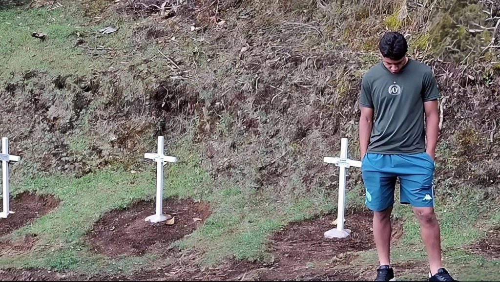 Un jugador de la delegación del club brasileño Chapecoense en el lugar del accidente aéreo en Colombia que ocurrió el 28 de noviembre de 2016.