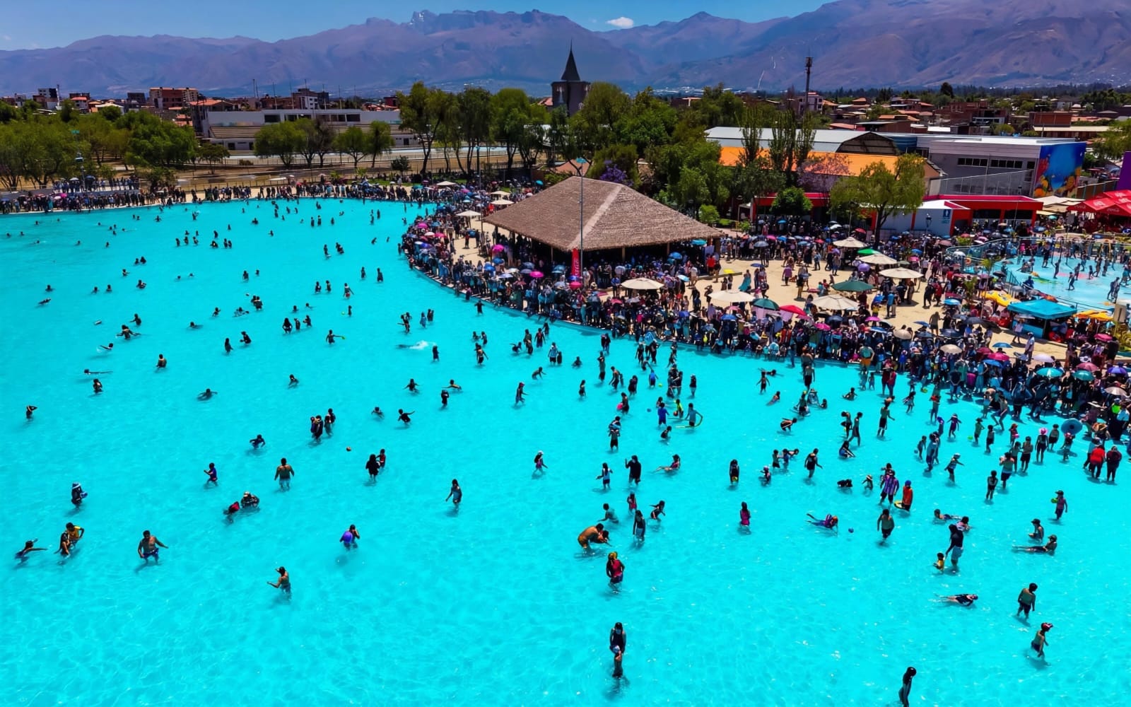 Arena, palmeras y diversión: Así es la imponente playa artificial que estrena Cochabamba en Coña Coña