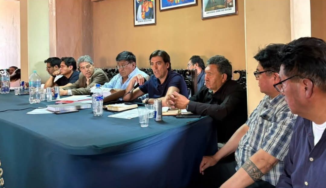 El Gobierno convoca a diálogo a la cúpula de los choferes este martes y busca desactivar el paro