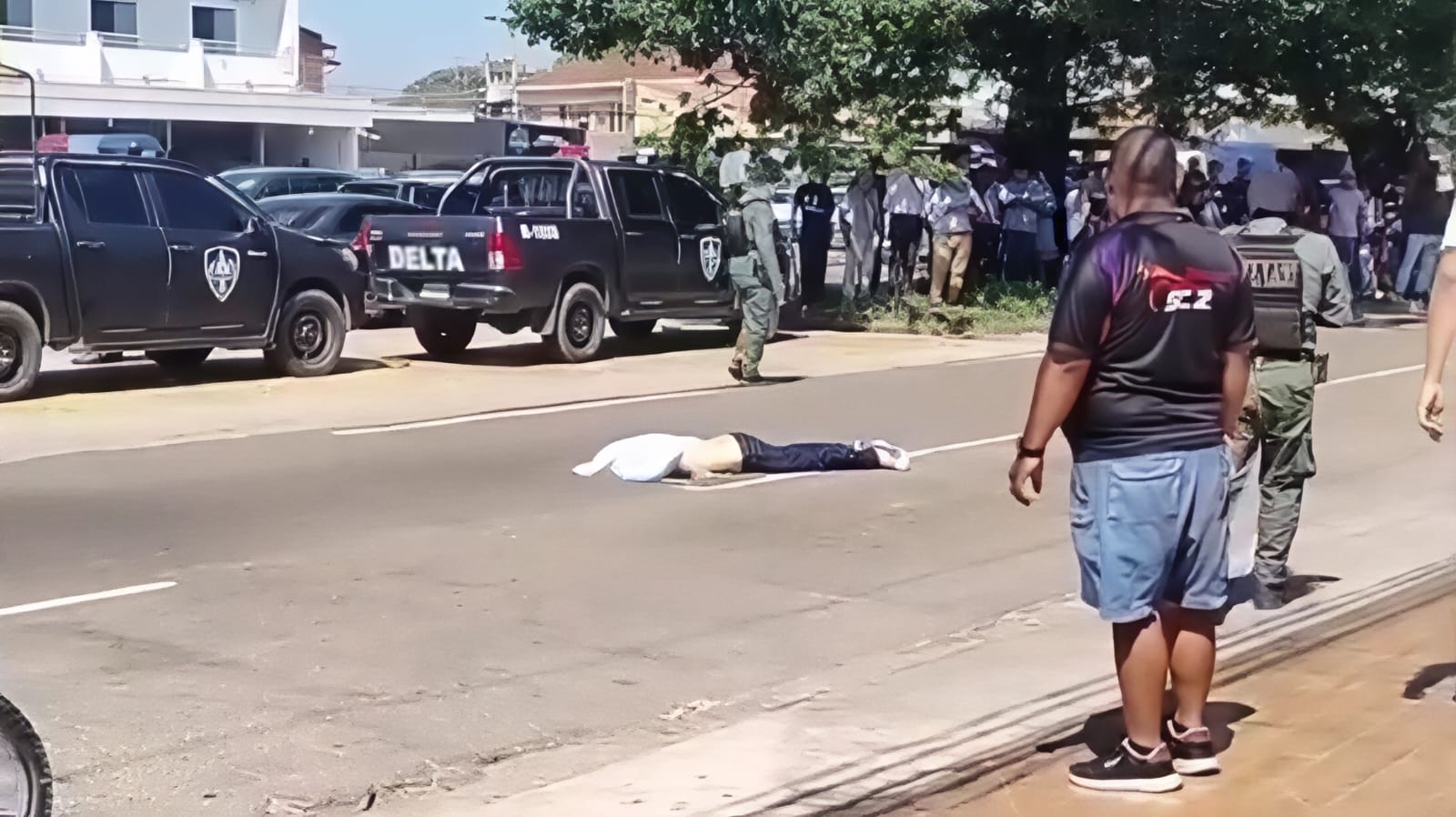 Sicario en moto asesina a balazos a un hombre y deja herida a su pareja en Santa Cruz
