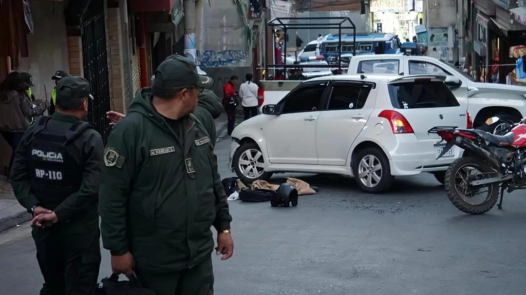 Un vehículo quedó abandonado tras la balacera en la calle Los Andes en La Paz.