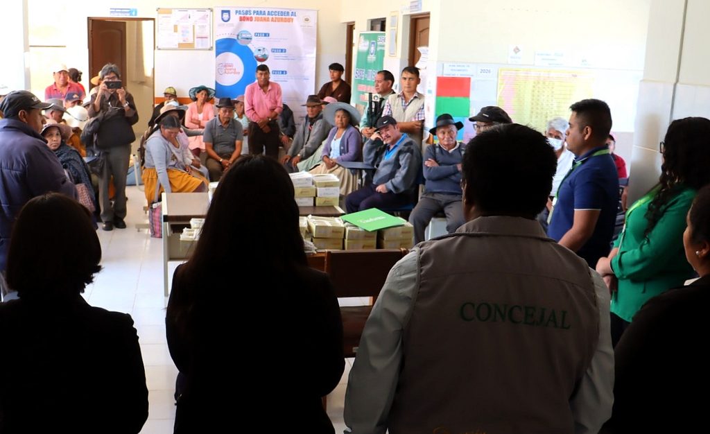Entrega de lentes a adultos mayores de Sacaba gracias a un convenio entre la Alcaldía y Fundación Kantutani. (GAMS)