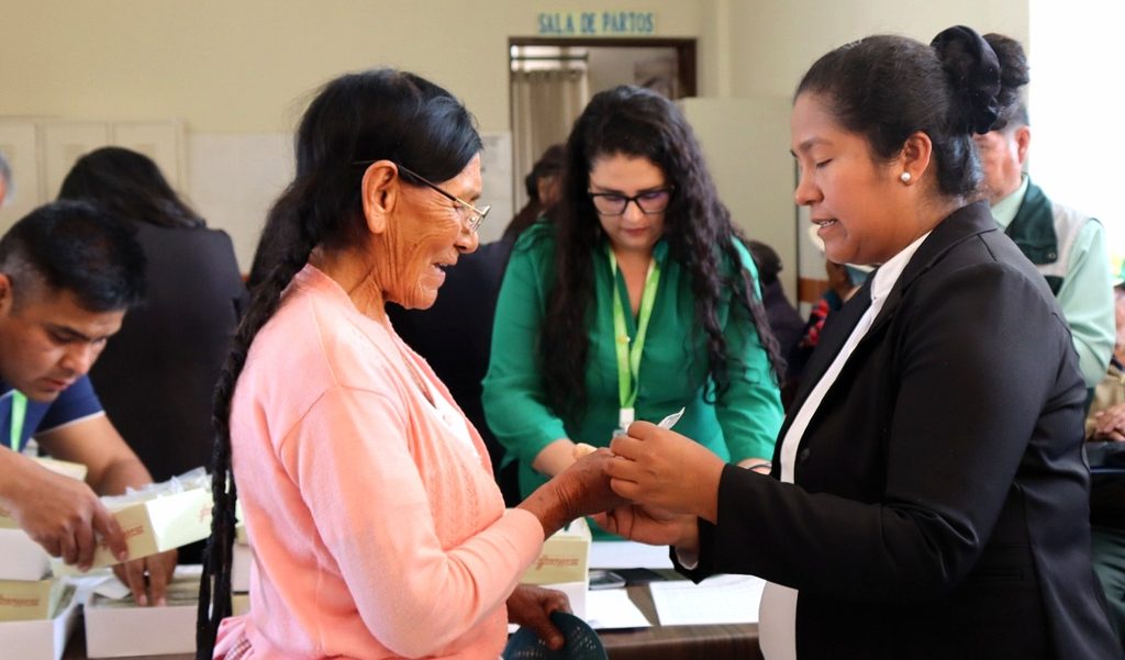 Una adulta mayor recibe los lentes por parte del Alcaldía de Sacaba y la Fundación Kantutani. (GAMS)