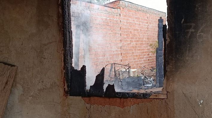 Incendio en una casa cobra la vida de una niña de 10 años y deja a tres familias en la calle