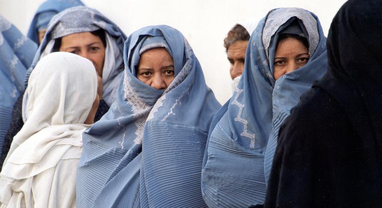 Talibanes confirman detenciones de mujeres y niñas por incumplir el código de vestimenta en Afganistán