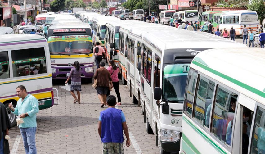 Gobierno entrega 400 cilindros para convertir micros de diésel a GNV en Santa Cruz