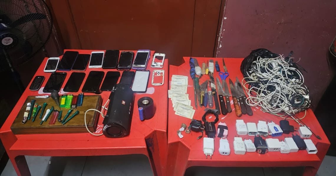 Encuentran sustancias controladas, celulares, y armas punzocortantes en requisa a la cárcel San Sebastián