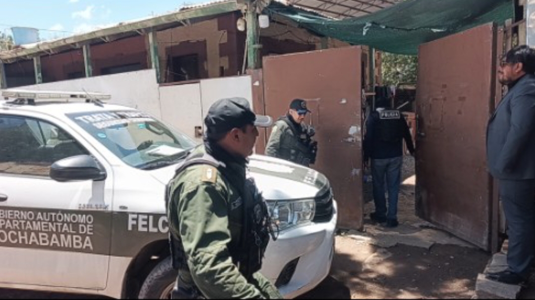 Aprehenden a dos personas tras allanamiento por presuntas armas y explosivos; familiares cuestionan el operativo