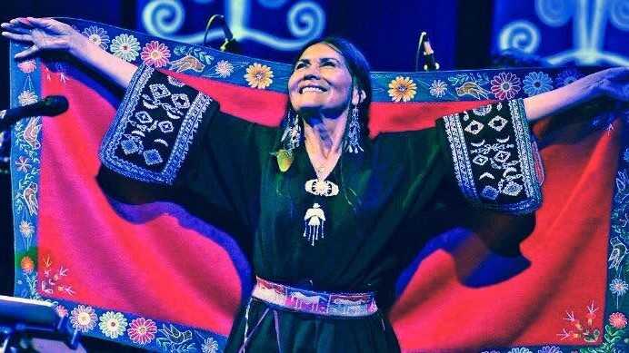 Luzmila Carpio recibe el prestigioso ‘Womex Artist Award 2026’ y rinde tributo a las raíces originarias