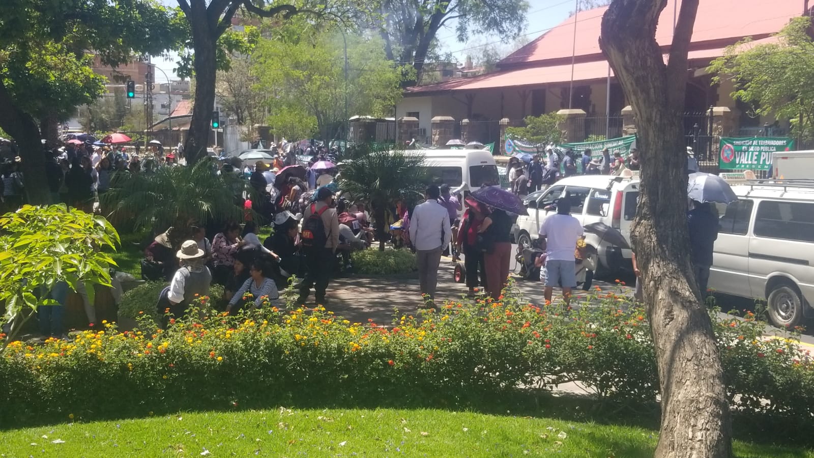 Salud pública acata paro y protesta en la Gobernación por bonos adeudados