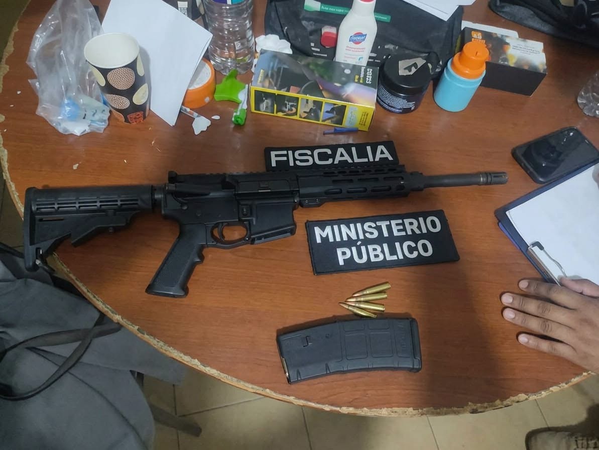 Encontraron un fusil de guerra AR-15 en la casa de un fiscal que vivía dentro de la FELCN en Santa Cruz