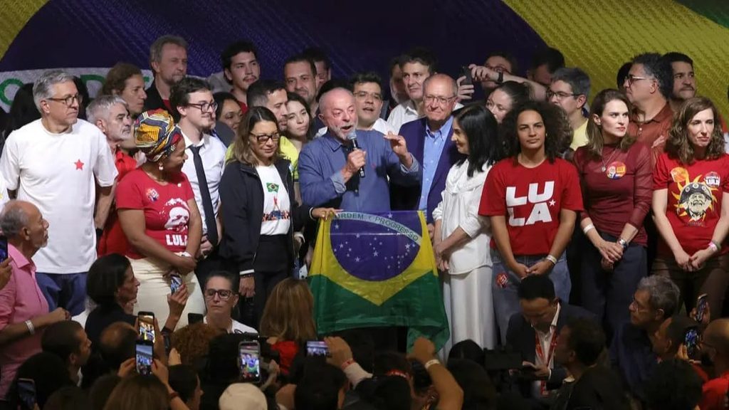 Luiz Inácio Lula da Silva durante su primer discurso tras ganar el balotaje en Brasil