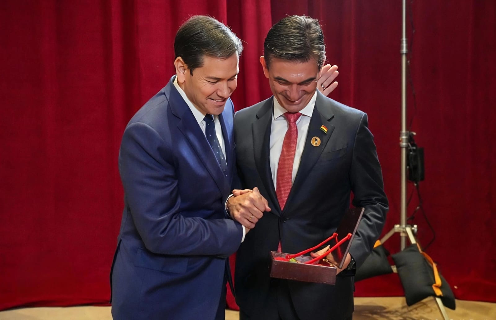 ​»Firme junto a Bolivia»: EE. UU. respalda al gobierno de Rodrigo Paz tras la captura del fiscal Roger Mariaca