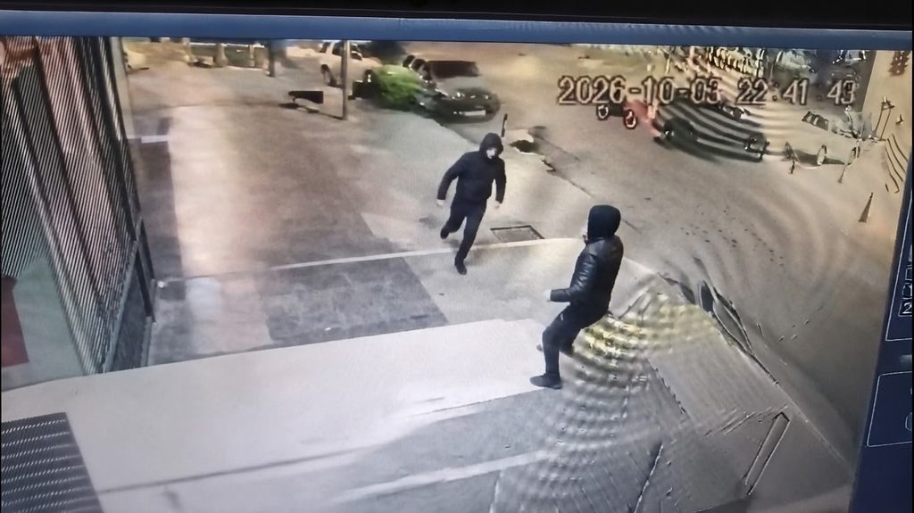 Imagen referencial creada con IA de un ataque con arma de fuego.