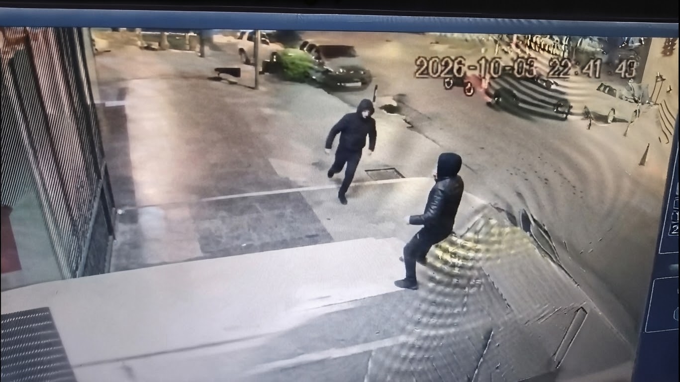 Sujetos encapuchados atacan a tiros a un joven en plena avenida América