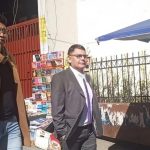 El exviceministro Jhonny Aguilera se retira del Tribunal Departamental de Justicia de La Paz. (Captura)