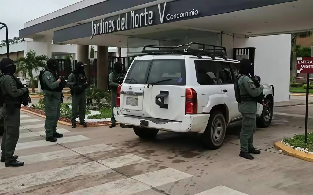 La Policía y Fiscalía en el allanamiento de una de las viviendas del exfiscal general Roger Mariaca en Santa Cruz. (RRSS)