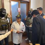 El fiscal General del Estado a.i., José Armando Urioste, otros funcionarios del Ministerio Público y la Policía realizan el desprecintado de la oficina que era de Roger Mariaca. (Captura)