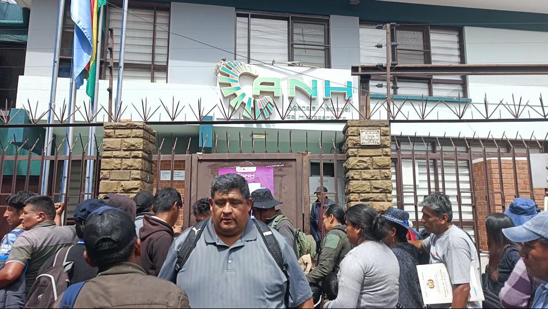 Transportistas exigen a la ANH desbloquear vehículos y denuncian que solo reciben el 30% del combustible requerido