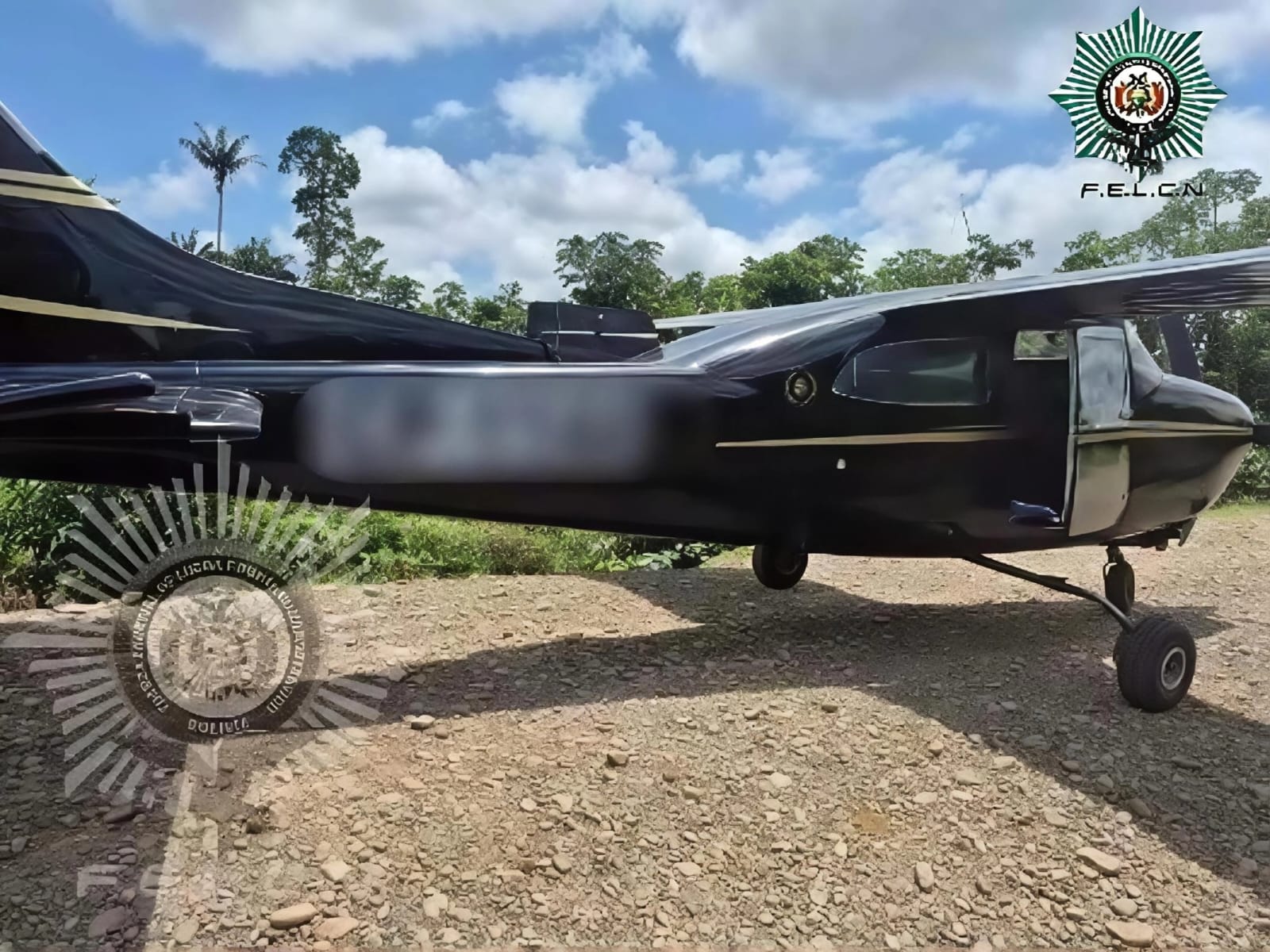Umopar descubre pista ilegal con avioneta, droga y armas en Villa Tunari