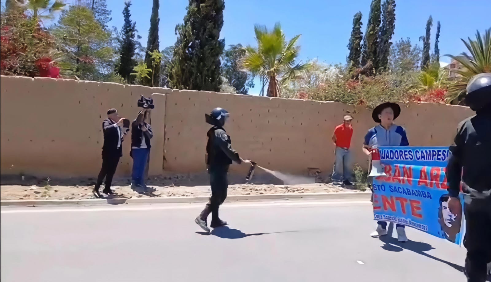 La Policía frena con agentes químicos la marcha de los productores del Valle Alto