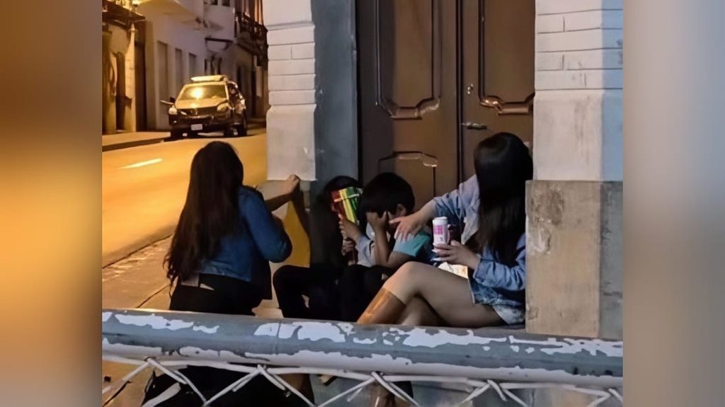 Captura del video difundido en redes sociales en el que se ve a las dos mujeres junto a los menores.