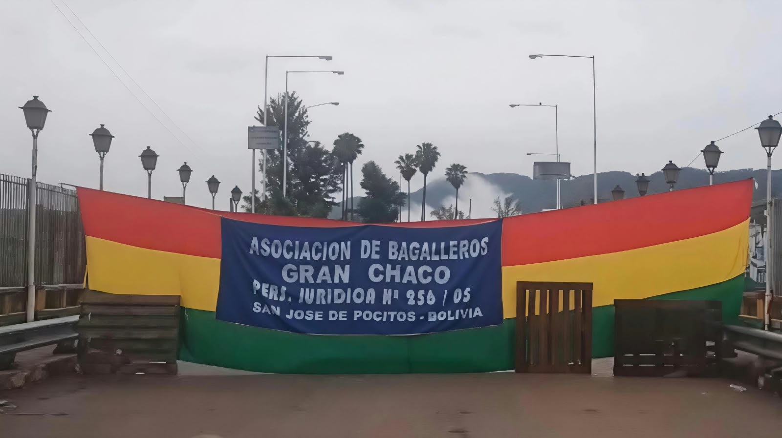 Bloqueo en la frontera con Argentina: Bagalleros paralizan el puente internacional por restricciones aduaneras