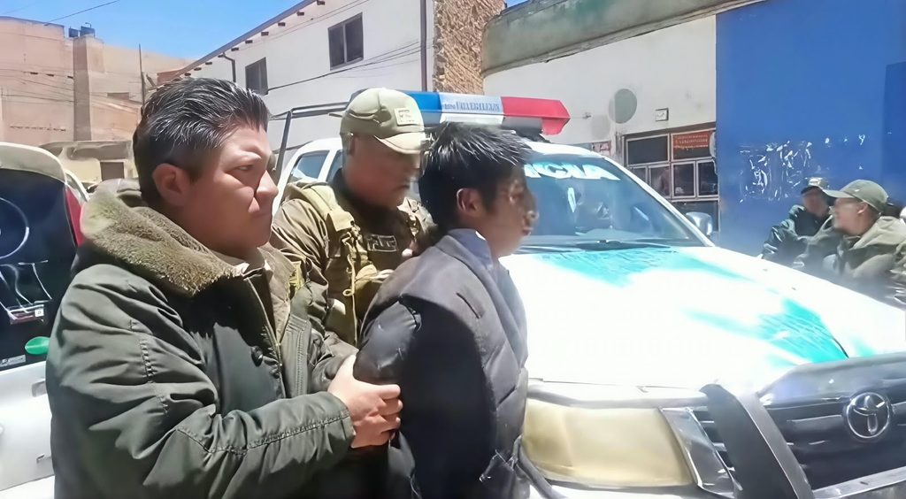 La Policía traslada al sospechoso del doble crimen en Potosí.