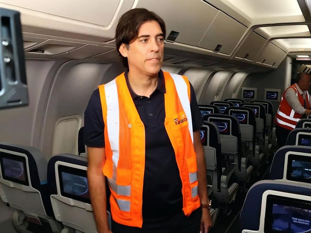 Foto de archivo del ministro de Obras Públicas, Mauricio Zamora dentro de uno de los aviones de BoA.