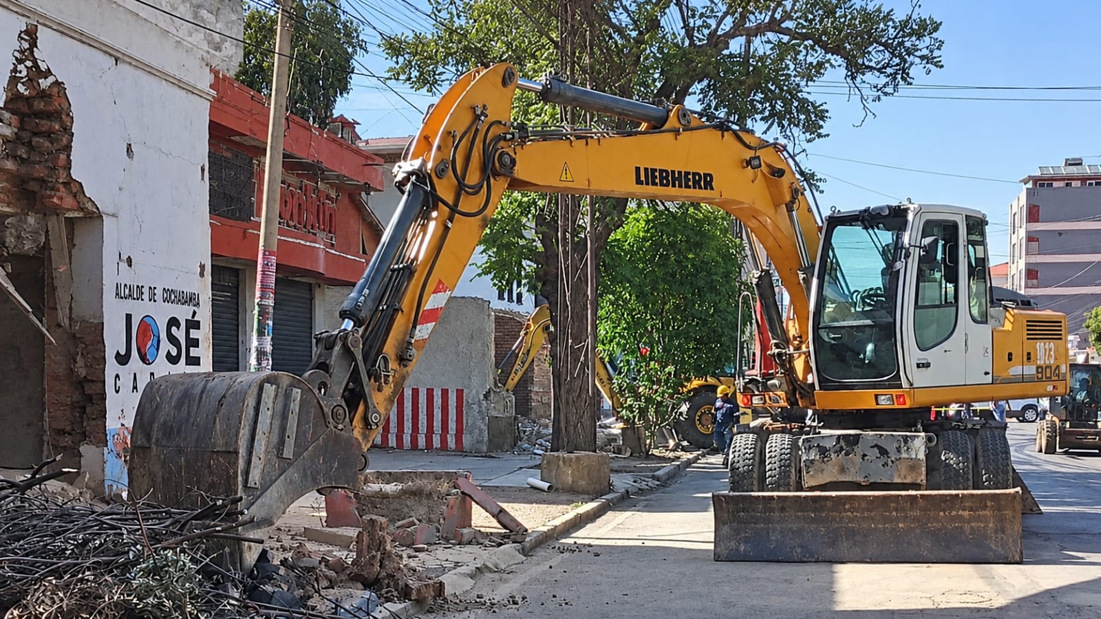 Demoliciones controladas avanzan en la ampliación de la Avenida Oquendo