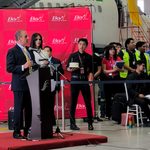 El gerente general de BoA, Estanislao Fínfera brinda su discurso por el aniversario de la empresa aérea estatal.