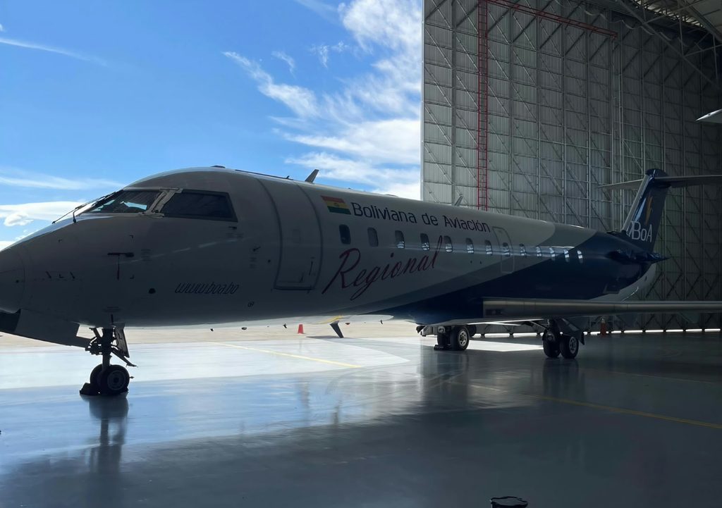 Boliviana de Aviación (BoA) utiliza aviones Bombardier CRJ-200 para su algunas rutas.