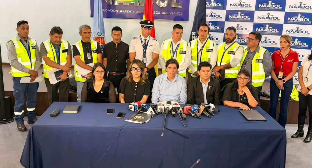 El ministro de Obras Públicas, Mauricio Zamora, junto a senadores y representantes de los trabajadores de BoA.