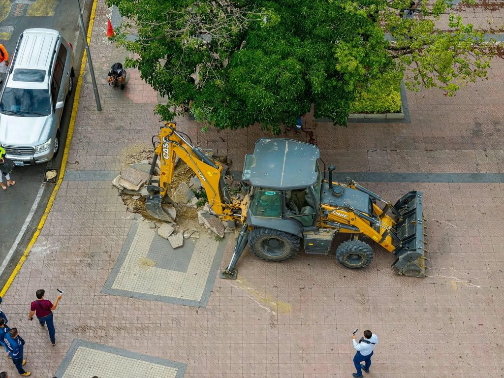 Inician los trabajos en la plaza de las Banderas de Cochabamba.