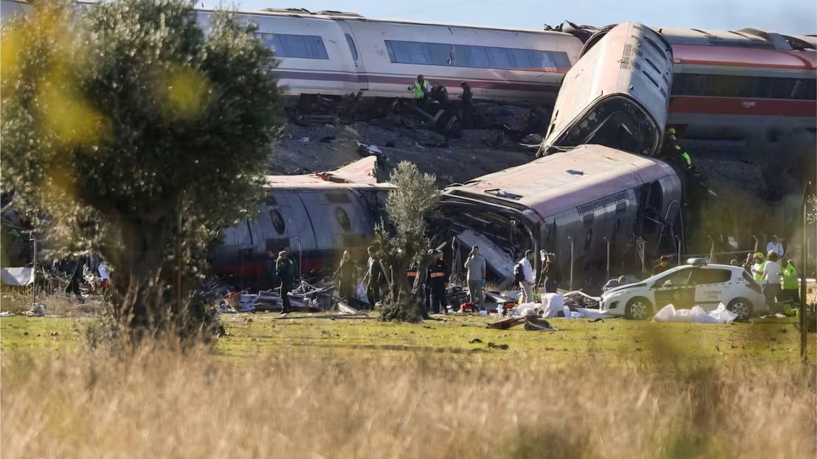 España: choque de dos trenes de alta velocidad deja al menos 68 muertos