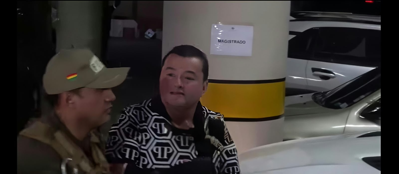 Enmanillado y en silencio: Jhonny Fernández comparece ante el juez tras ser aprehendido por rebeldía