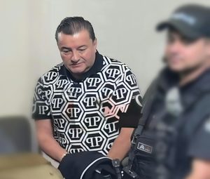 El exalcalde cruceño Jhonny Fernández es trasladado por la Policía.