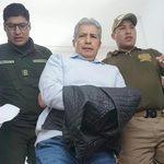 El exministro de Defensa, Edmundo Novillo es trasladado por la Policía en La Paz.