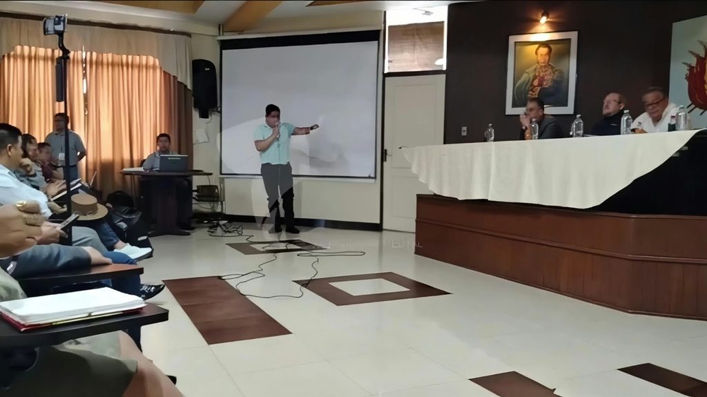 Reunión entre el Magisterio Urbano y el Ministerio de Educación reunidos en Cochabamba.
